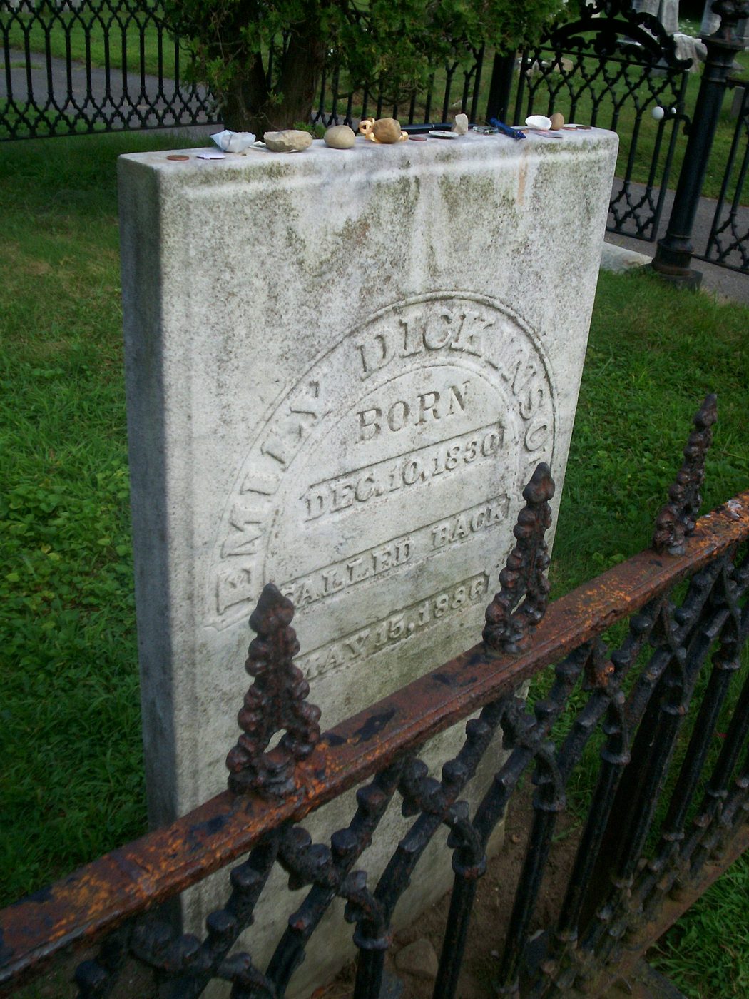 Могила: Emily Dickinson