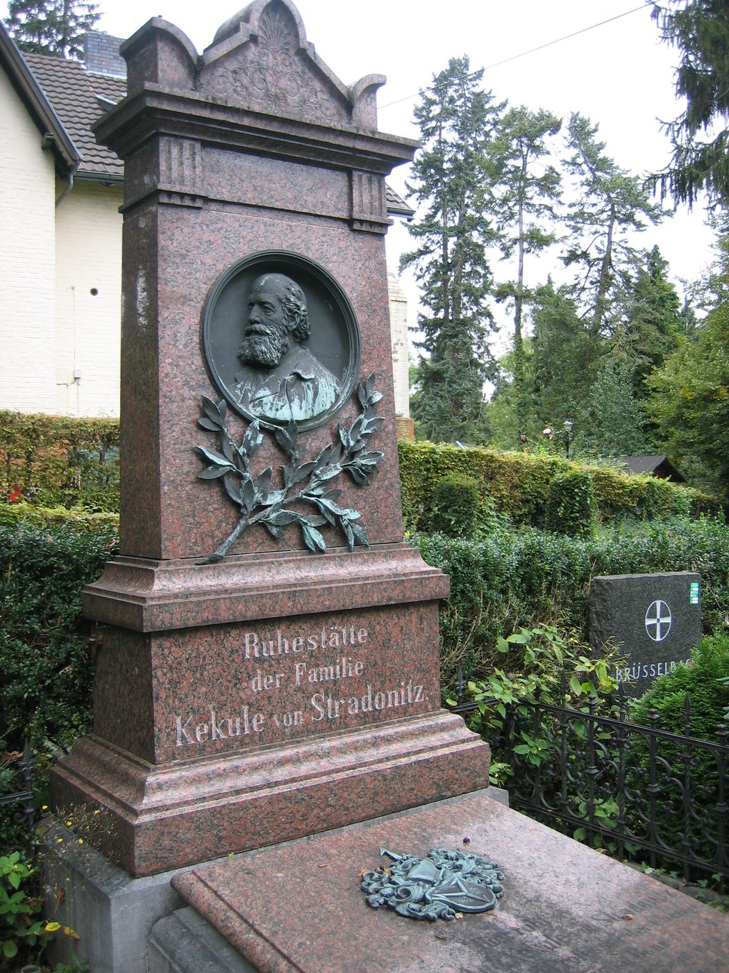 Могила: August Kekulé