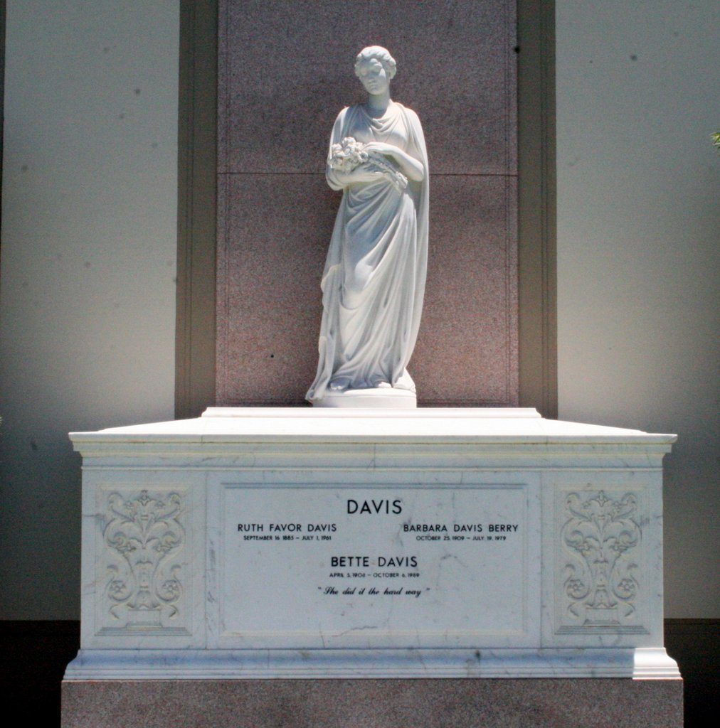 Могила: Bette Davis