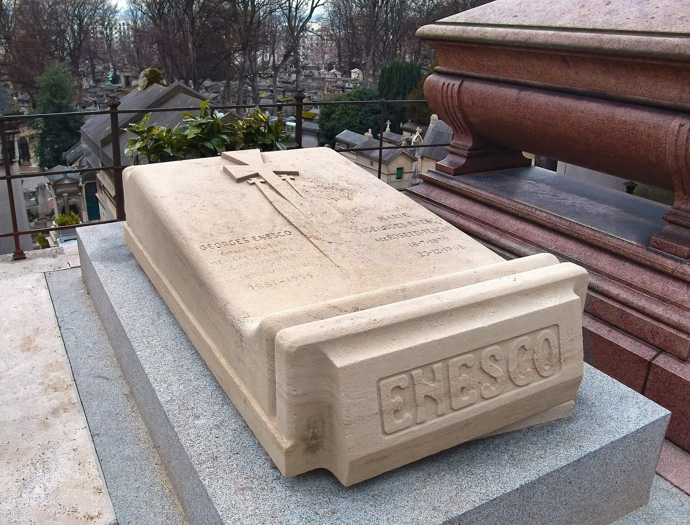 Могила: George Enescu