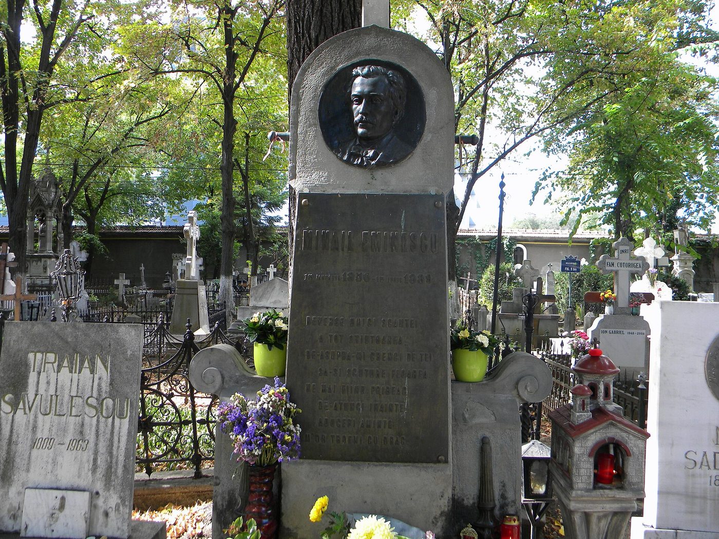 Могила: Mihai Eminescu