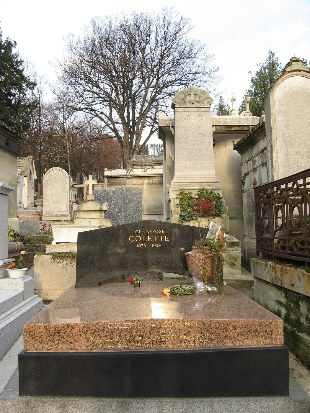 Могила: Colette